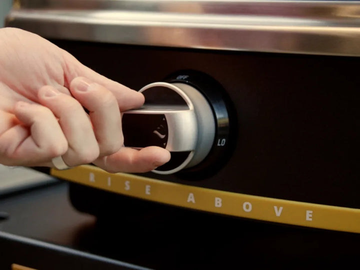 Halo Versa 16 Pizza Oven adjusting the temperature